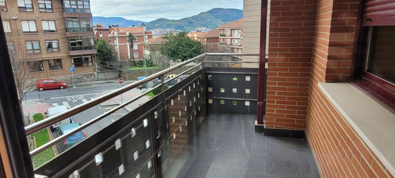 Cozy Yellow Home In Getxo Extérieur photo